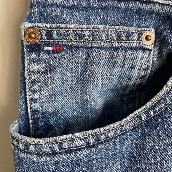 Tommy Hilfiger Men's Freedom Fit Standard Wash Jeans - Picture 3 of 15